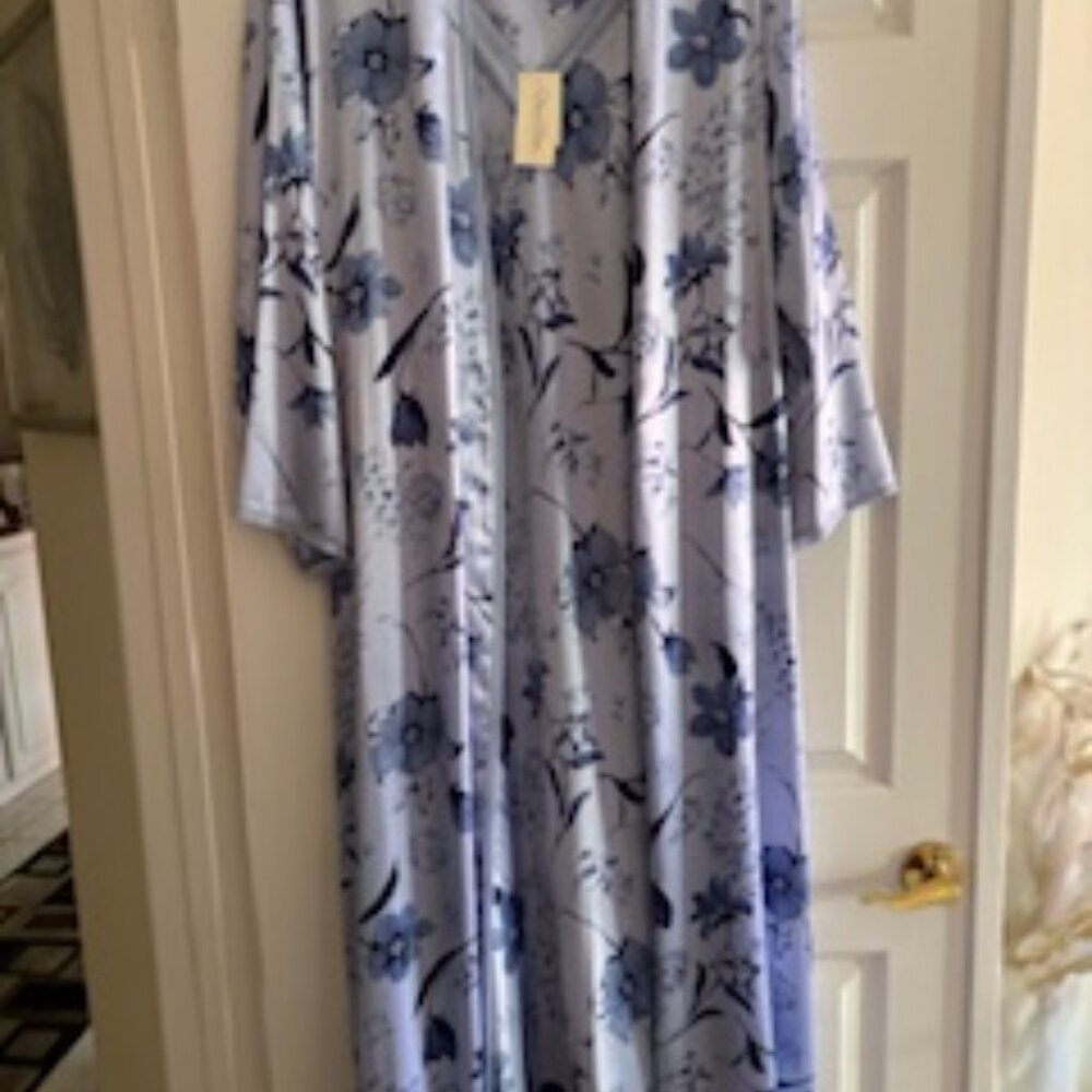 Oscar De Le Renta Lingerie Set - Long Robe and Nightgown - Medium
